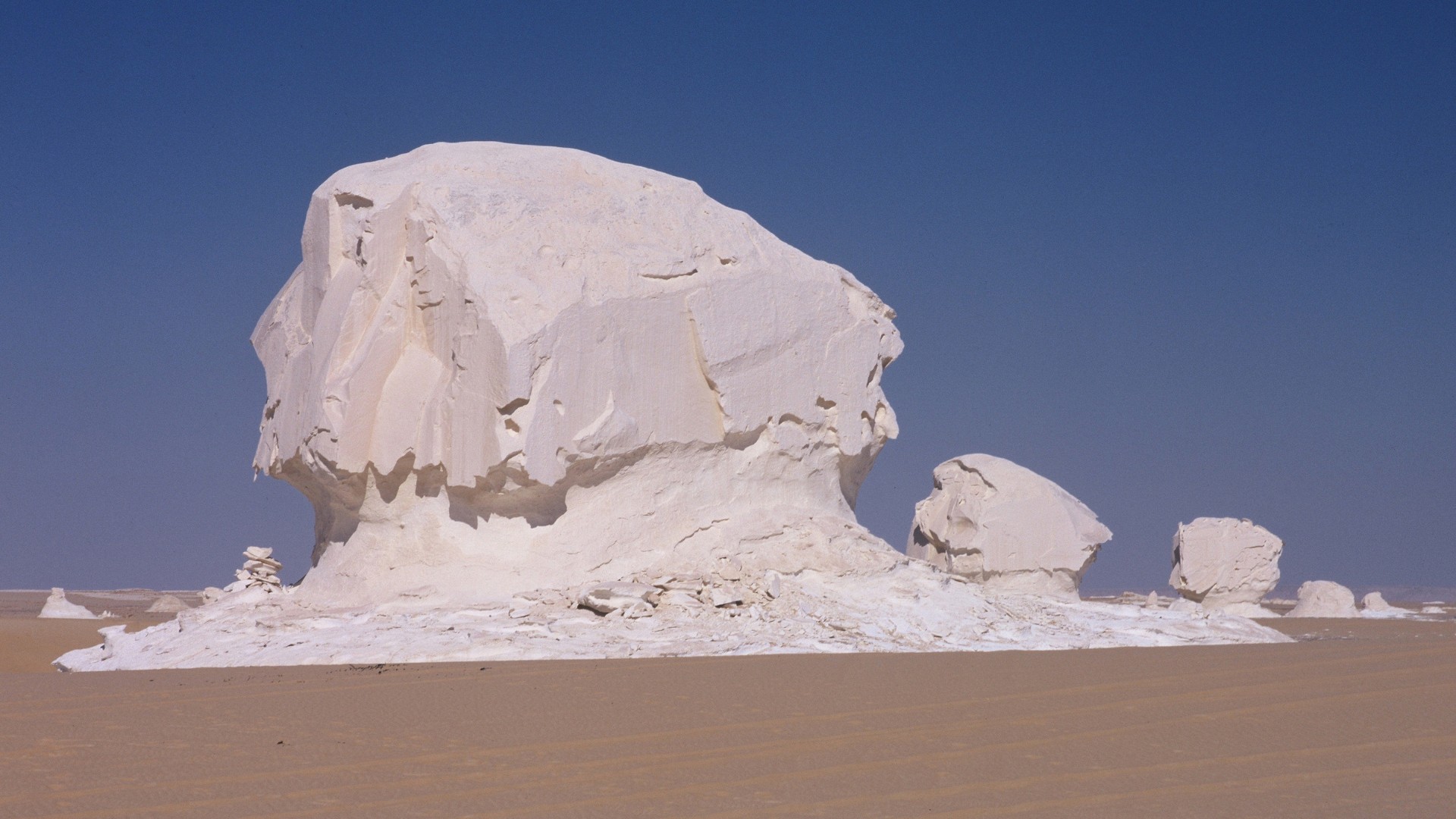 The White Desert National Park in Farafra Oasis- Top Class Egypt Travel